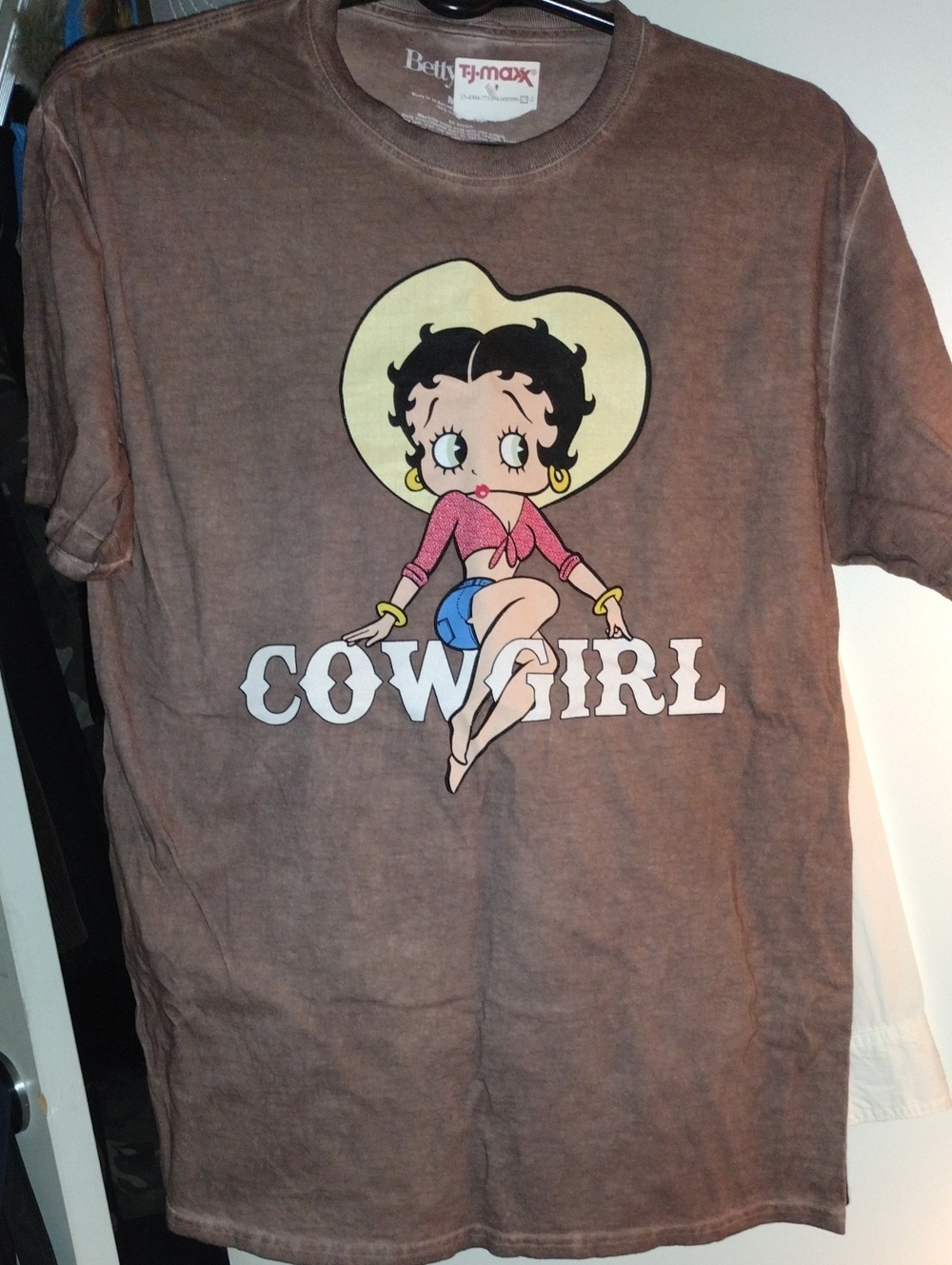 β€οΈβ€οΈBetty Boop Brown Cowgirl Graphic Tee with Yellow Hat